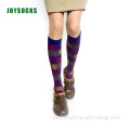 Knie-High-Wellen-Punkt freudige Happy Dame-Socken